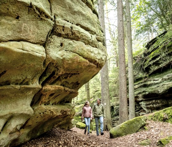 Staunend vorbei an beeindruckenden Felsen bei der Lauschtour Grüne Hölle, © Eifel Tourismus GmbH, Dominik Ketz Staunend vorbei an beeindruckenden Felsen bei der Lauschtour Grüne Hölle, © Eifel Tourismus GmbH, Dominik Ketz