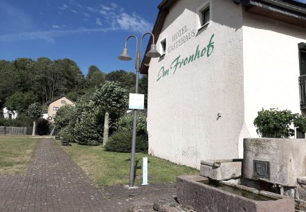 Mettendorf village square charging station, © Felsenland Südeifel Tourismus GmbH Mettendorf village square charging station, © Felsenland Südeifel Tourismus GmbH