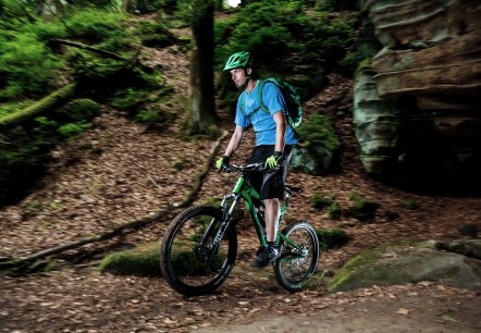Mountainbiker auf dem Felsenpfad nahe der Teufelsschlucht im Felsenland Südeifel , © Marcus Lutz Mountainbiker auf dem Felsenpfad nahe der Teufelsschlucht im Felsenland Südeifel , © Marcus Lutz