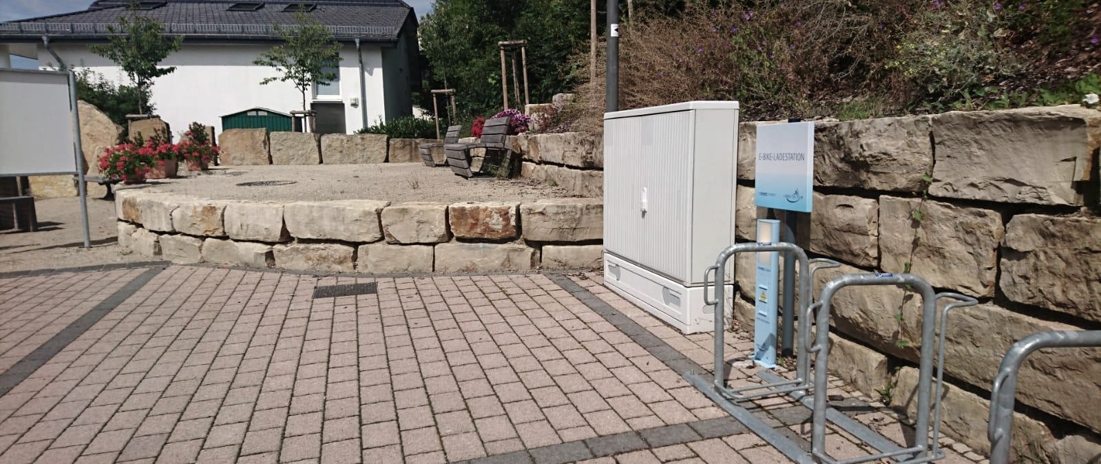 E-Bike Ladestation Dorfplatz Echternacherbrück, © Elke Wagner, Felsenland Südeifel Tourismus GmbH E-Bike Ladestation Dorfplatz Echternacherbrück, © Elke Wagner, Felsenland Südeifel Tourismus GmbH