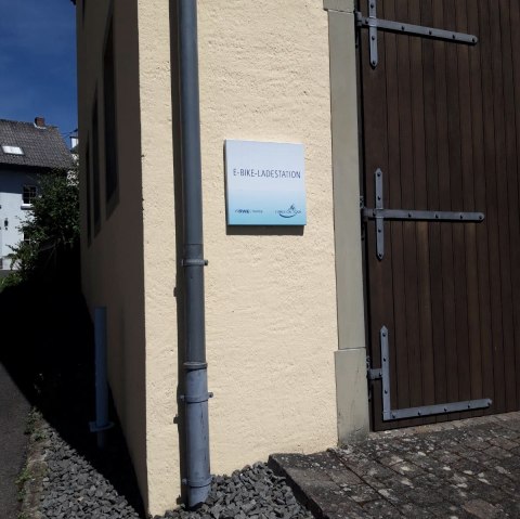 Hinweis und Ladestation am "Sprutzenhous", © Felsenland Südeifel Tourismus GmbH Hinweis und Ladestation am "Sprutzenhous", © Felsenland Südeifel Tourismus GmbH