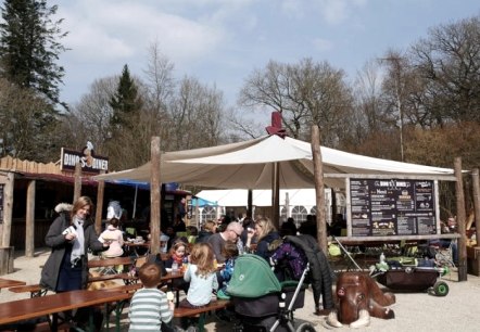 Eine Rast mit leckeren Snacks von Dino's Diner, © Dinosaurierpark Teufelsschlucht Eine Rast mit leckeren Snacks von Dino's Diner, © Dinosaurierpark Teufelsschlucht