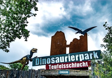 Eingangsbereich Dinosaurierpark Teufelsschlucht, © Dinosaurierpark Teufelsschlucht Eingangsbereich Dinosaurierpark Teufelsschlucht, © Dinosaurierpark Teufelsschlucht