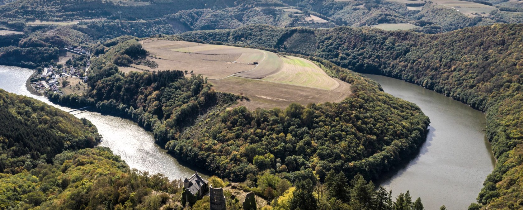 Burg Falkenstein und die Ourschleife, © Eifel Tourismus GmbH, Dominik Ketz Burg Falkenstein und die Ourschleife, © Eifel Tourismus GmbH, Dominik Ketz