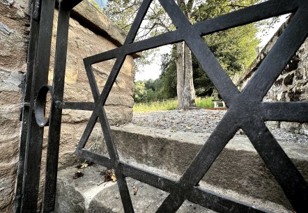 Jewish cemetery entrance area, © Felsenland Südeifel Tourismus GmbH, A. C. Krebs Jewish cemetery entrance area, © Felsenland Südeifel Tourismus GmbH, A. C. Krebs