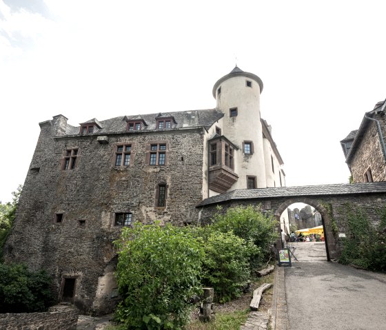 Neuerburg Castle with historic walls, tower and archway., © Eifel Tourismus GmbH, Dominik Ketz Neuerburg Castle with historic walls, tower and archway., © Eifel Tourismus GmbH, Dominik Ketz