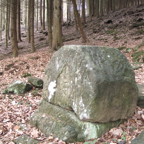 Römische Gräber von Holsthum - Hüttengrabstein, © Felsenland Südeifel Tourismus GmbH Römische Gräber von Holsthum - Hüttengrabstein, © Felsenland Südeifel Tourismus GmbH