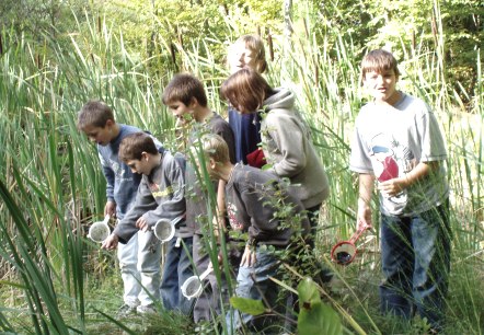 Schulkinder erkunden einen Weiher während eines Naturerlebnisprogramms des Naturparkzentrums Teufelsschlucht in Ernzen , © Felsenland Südeifel Tourismus GmbH Schulkinder erkunden einen Weiher während eines Naturerlebnisprogramms des Naturparkzentrums Teufelsschlucht in Ernzen , © Felsenland Südeifel Tourismus GmbH