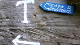 Hier geht's zum Teufelsloch, © Felsenland Südeifel Tourismus GmbH Hier geht's zum Teufelsloch, © Felsenland Südeifel Tourismus GmbH