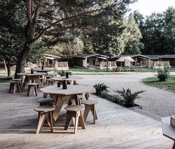 destinature-Dorf-Suedeifel-Bistro-Terrasse-vor-Blo, © destinature destinature-Dorf-Suedeifel-Bistro-Terrasse-vor-Blo, © destinature