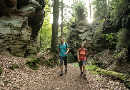 Wanderer in der "Schweineställe" genannten Schlucht im Felsenland Südeifel, © Eifel Tourismus GmbH / Dominik Ketz Wanderer in der "Schweineställe" genannten Schlucht im Felsenland Südeifel, © Eifel Tourismus GmbH / Dominik Ketz