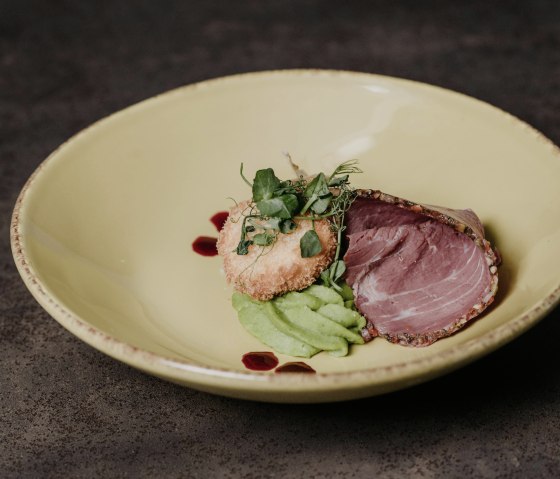 Frittiertes Eigelb auf Erbsenpüree an hausgemachte Frittiertes Eigelb auf Erbsenpüree an hausgemachte