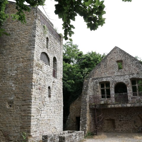 Die Ruine der Prümerburg oberhalb von Prümzurlay, © Felsenland Südeifel Tourismus GmbH Die Ruine der Prümerburg oberhalb von Prümzurlay, © Felsenland Südeifel Tourismus GmbH