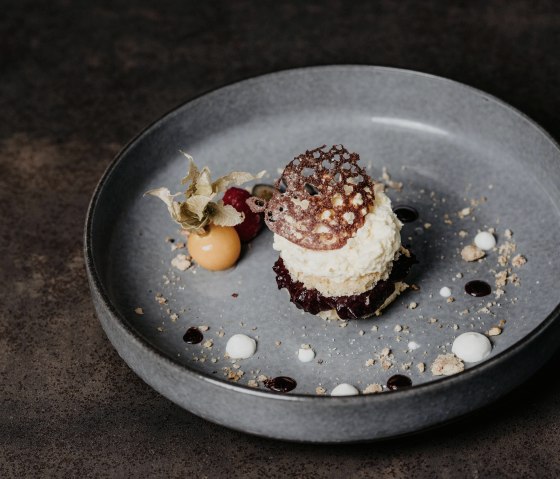 Hausgemachtes Mandelmousse auf Kirschbett © Boutiq Hausgemachtes Mandelmousse auf Kirschbett © Boutiq