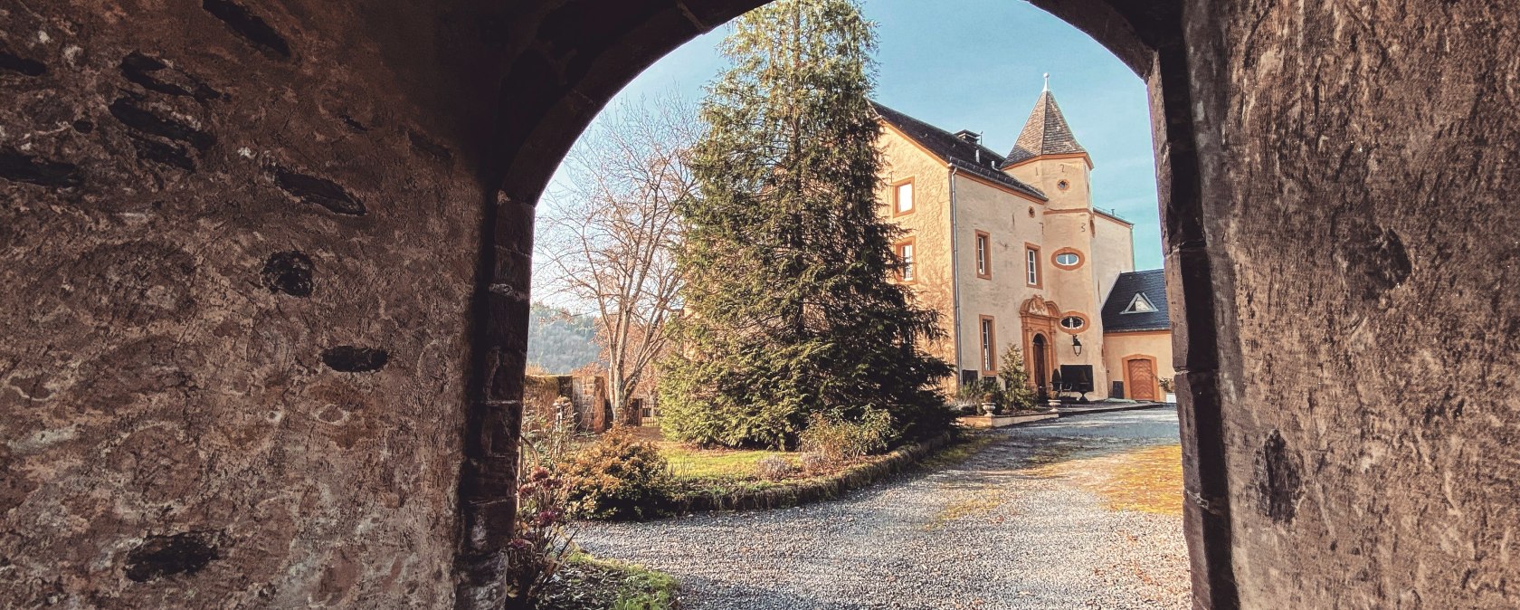 Blick durchs Tor, Schloss Roth, © Felsenland Südeifel Tourismus GmbH, AC Krebs Blick durchs Tor, Schloss Roth, © Felsenland Südeifel Tourismus GmbH, AC Krebs