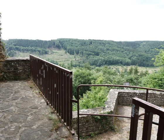 Blick von der Prümerburg ins Tal, © Felsenland Südeifel Tourismus GmbH Blick von der Prümerburg ins Tal, © Felsenland Südeifel Tourismus GmbH