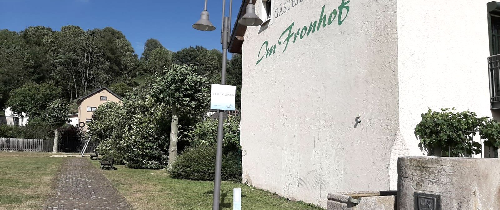 Ladestation Dorfplatz Mettendorf, © Felsenland Südeifel Tourismus GmbH Ladestation Dorfplatz Mettendorf, © Felsenland Südeifel Tourismus GmbH