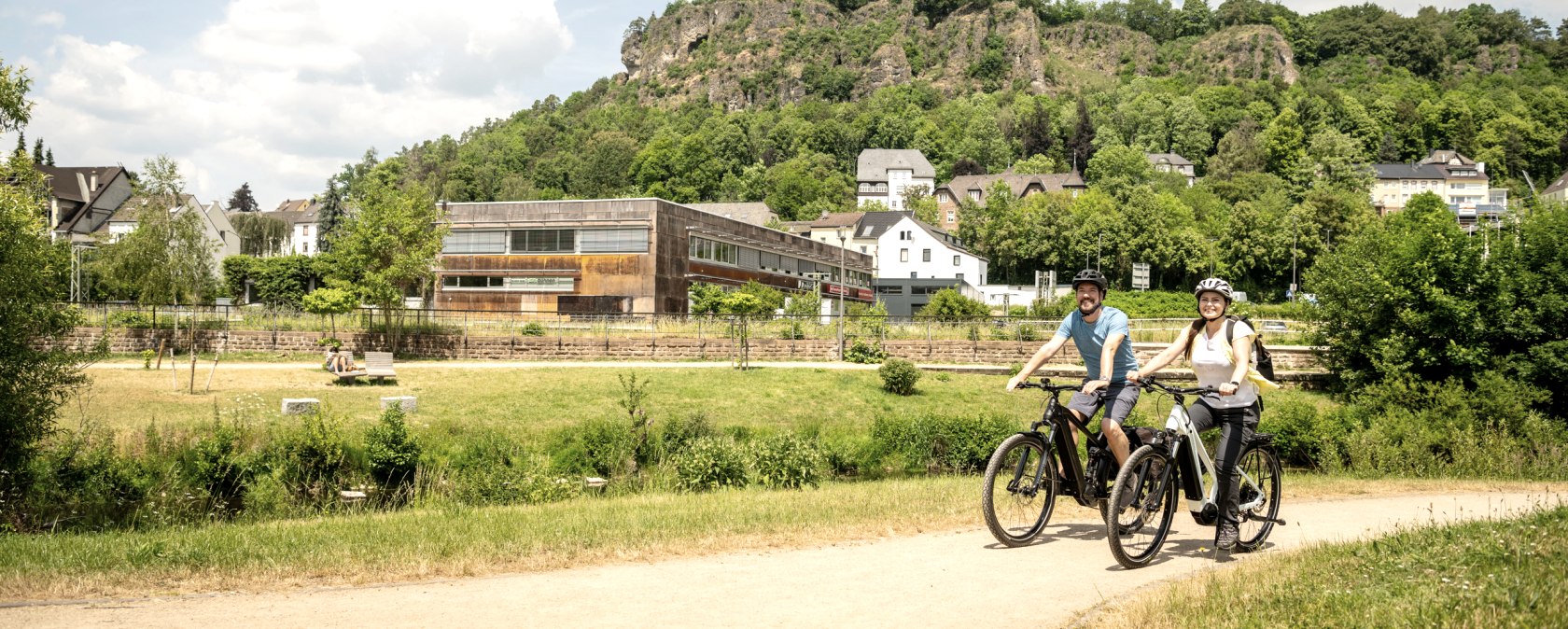 Kyll fietspad in Gerolstein. met de Dolomieten op de achtergrond, © Eifel Tourismus GmbH, Dominik Ketz