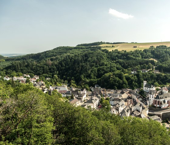 View of Neuerburg while hiking on the Neuer-Burg-Weg trail, © Eifel Tourismus GmbH, D. Ketz