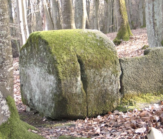 Romeinse graven van Holsthum - halve rolsteen, © Felsenland Südeifel Tourismus GmbH