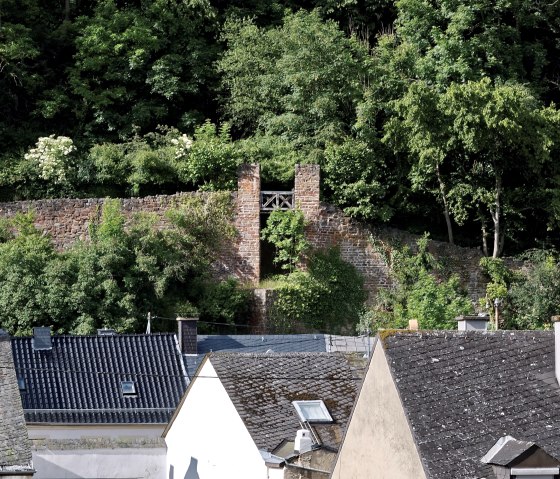 Reste der Stadtmauer in Neuerburg, &copy; Felsenland S&uuml;deifel Tourismus GmbH