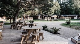 destinature-Dorf-Suedeifel-Bistro-Terrasse-vor-Blo, © destinature