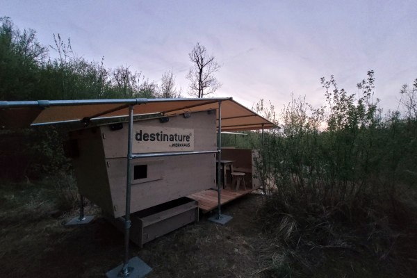 The destinature mini hut in the Dinopark: when dusk falls, it gets quiet.