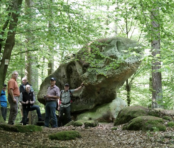 Hiking group at the "sacrificial altar", © Felsenland Südeifel Tourismus GmbH, Elke Wagner