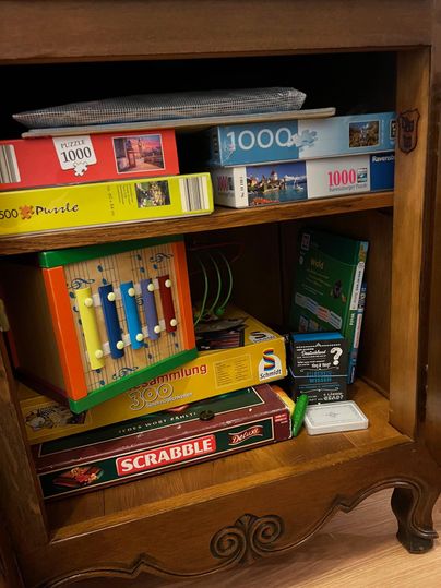 Vor Ort stehen Ihnen verschiedene Brettspiele und Puzzles zur Verfügung, auch ein kleiner Vorrat mit Kleinkinderspielzeug ist vorhanden (BobbyCar, Lego Duplo, etc.).
