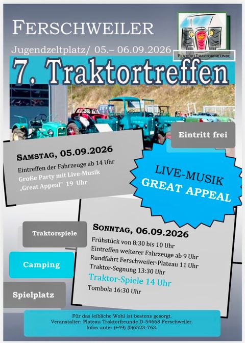 Eine große Veranstaltung mit vielen Traktoren auf einem offenen Gelände. Umgeben von Bäumen sind die Traktoren in mehreren Reihen aufgestellt.