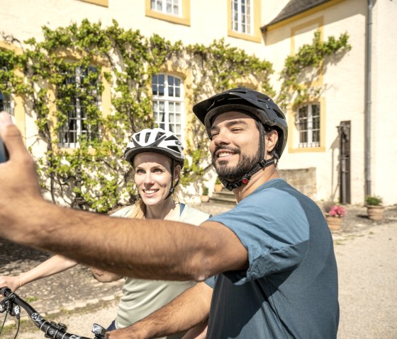 Selfie mit Schloss Niederweis am Nims-Radweg, © Eifel Tourismus GmbH, Dominik Ketz