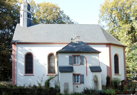 Die Schankweiler Klause ist eine kleine Kapelle mit einem angrenzenden Geb&auml;ude, umgeben von B&auml;umen und einem gepflegten Garten., &copy; Chr. Teuschler