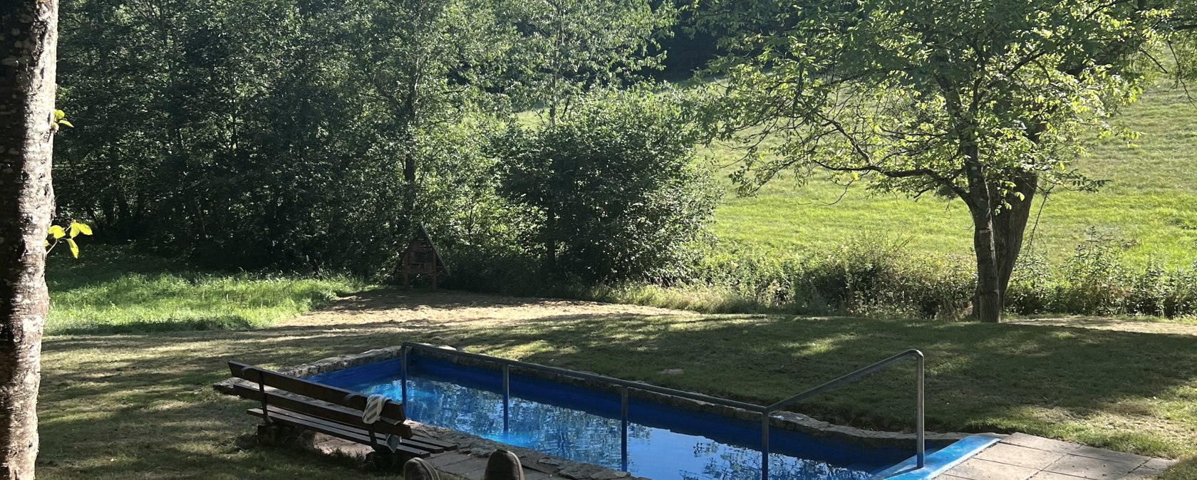 Wassertretbecken mit Ruheliege, &copy; Felsenland S&uuml;deifel Tourismus GmbH, A. C.  Krebs