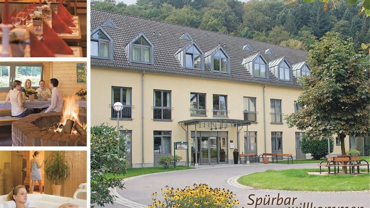 Ein einladendes Hotelgebäude umgeben von Bäumen und einem gepflegten Garten. Innenaufnahmen zeigen entspannte Gäste im Restaurant und Wellnessbereich.