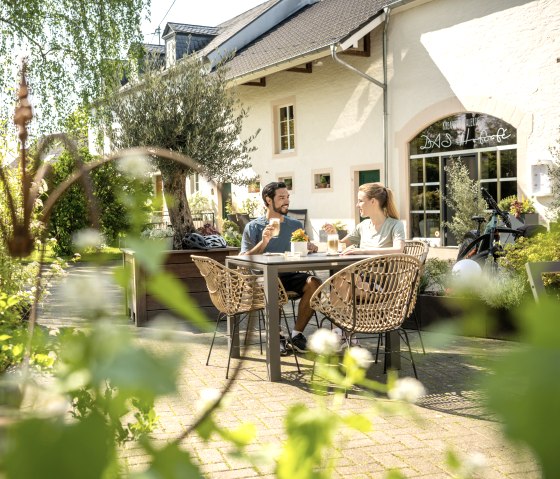 Time for coffee and cake in the cozy Hof-Café on the Nims cycle path near Messerich, © Eifel Tourismus GmbH, Dominik Ketz