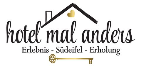 Un logo élégant de l'hôtel « Hotel mal anders ». Le design transmet un sentiment de détente et d'expérience dans le Sud-Eifel.