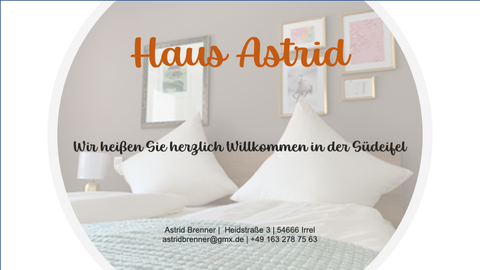 Ein einladendes Zimmer mit einem komfortablen Bett und dekorativen Elementen. Willkommen im Haus Astrid in der Südeifel.