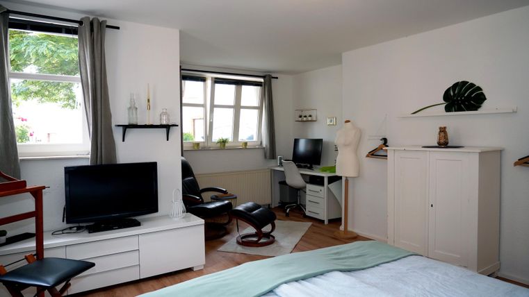 Im großen Schlafzimmer stehen Ihnen ein Massage-Sessel und ein Arbeitsplatz zur Verfügung.