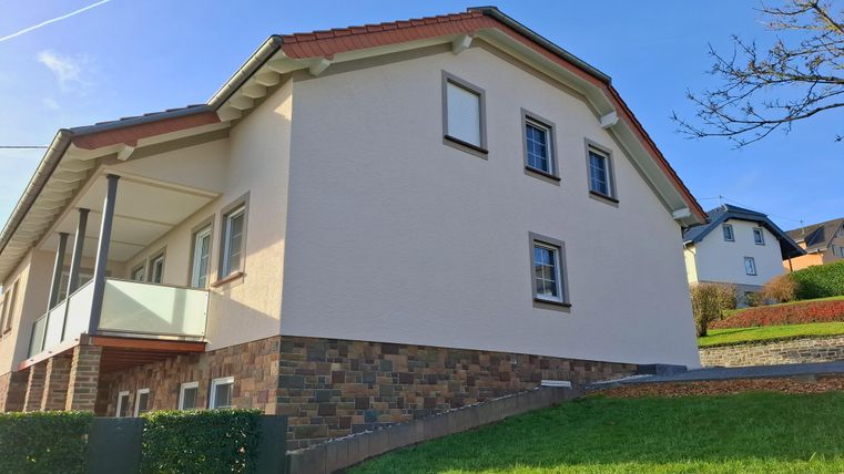 Giebelseite mit Parkplatz