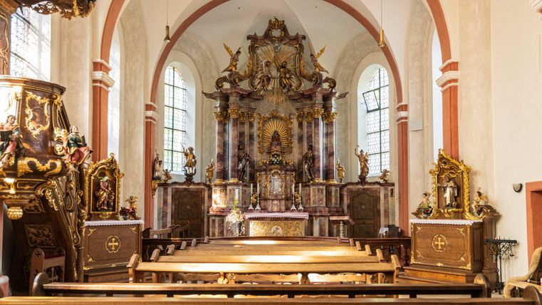 Innenansicht der Schankweiler Klause mit Altar und Bänken.