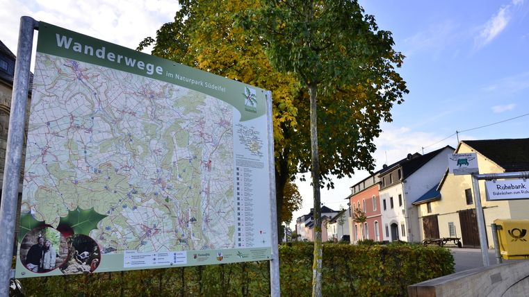 Wanderkarte im Naturpark Südeifel mit umliegenden Gebäuden und Bäumen.