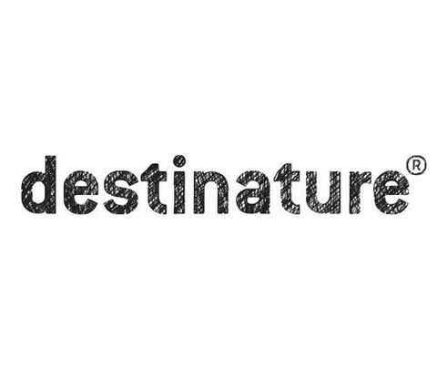 destinature Dorf Südeifel ist ein Naturhotel mit gemütlichen kleinen Holzhütten und großen Blockhütten. Der Mittelpunkt ist ein Bio-Bistro und Outdoor-Wellnessberreich.