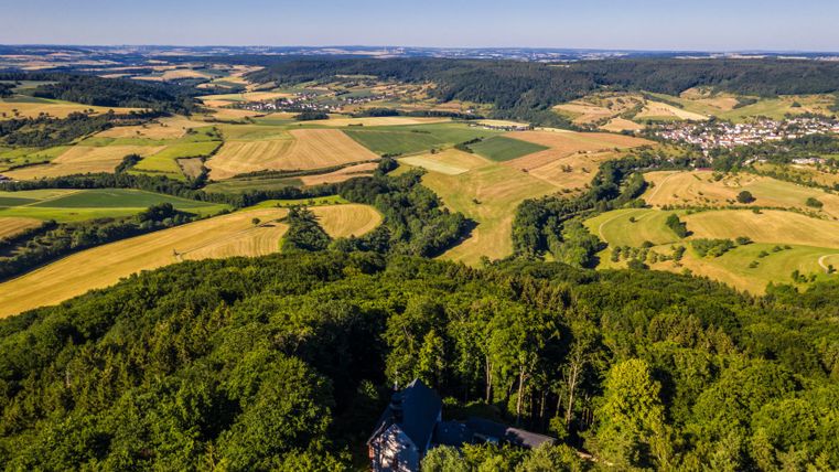 Luftaufnahme der Schankweiler Klause und umliegender Landschaft im NaturWanderPark delux.