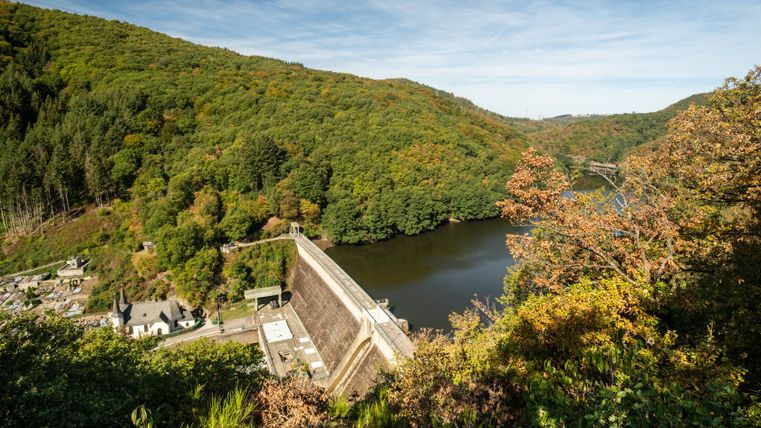 Blick auf das Pumpspeicherkraftwerk Vianden mit Stausee und bewaldeten Hügeln im Hintergrund.