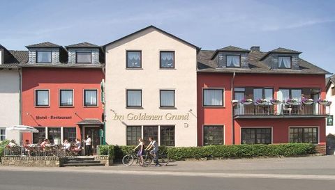 Ein einladendes Hotel-Restaurant mit einer bunten Fassade. Die Außenterrasse lädt zum Verweilen ein.