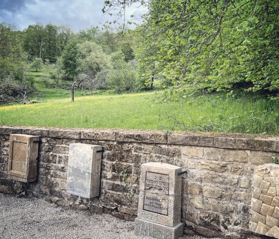Muur met Joodse grafsteenfragmenten, © Felsenland Südeifel Tourismus GmbH, A. C. Krebs