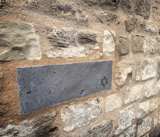 Muur met davidster als plaats voor grafsteen, © Felsenland Südeifel Tourismus GmbH, A. C. Krebs