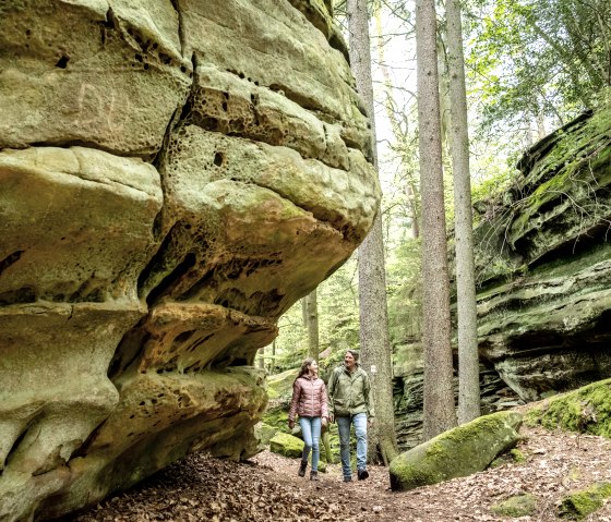Staunend vorbei an beeindruckenden Felsen bei der Lauschtour Grüne Hölle, © Eifel Tourismus GmbH, Dominik Ketz