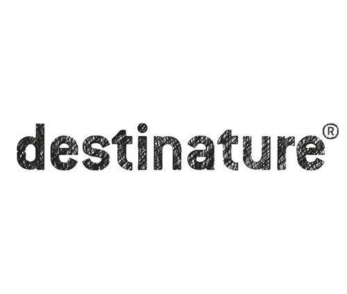 destinature Dorf Südeifel est un hôtel de nature avec de petites cabanes en bois confortables et de grandes cabanes en rondins. Le point central est un bio-bistro et une espace bien-être en plein air.