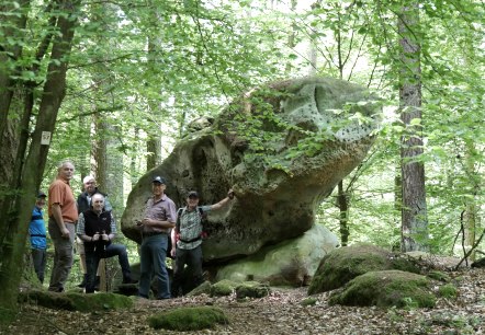 Wandergruppe am "Opferaltar", © Felsenland Südeifel Tourismus GmbH, Elke Wagner